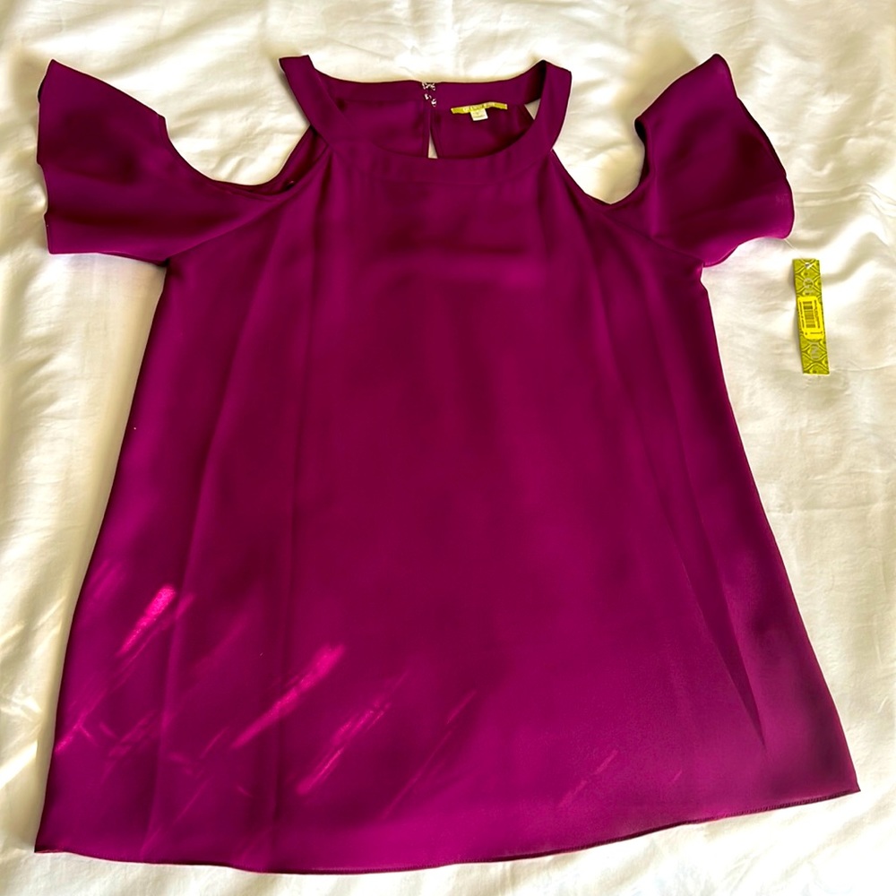 Gorgeous top with cutout on the shoulders